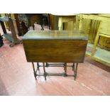 A NEAT EDWARDIAN MAHOGANY SUTHERLAND TABLE on slender turned supports, 61 cms high, 63.5 cms wide,