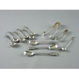 A PARCEL OF SIX MIXED FIDDLE PATTERN SILVER SALT SPOONS, 1.7 troy ozs, three fiddle patterned