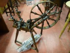 AN ANTIQUE OAK & ELM SPINNING WHEEL, 82.5 cms high, 80 cms approximate width