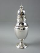 A SILVER SUGAR CASTOR, 2.7 troy ozs, Birmingham 1902