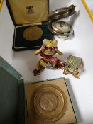 A parcel of collectables including cased Royal Mint medallion, a novelty frog ring box, a pocket