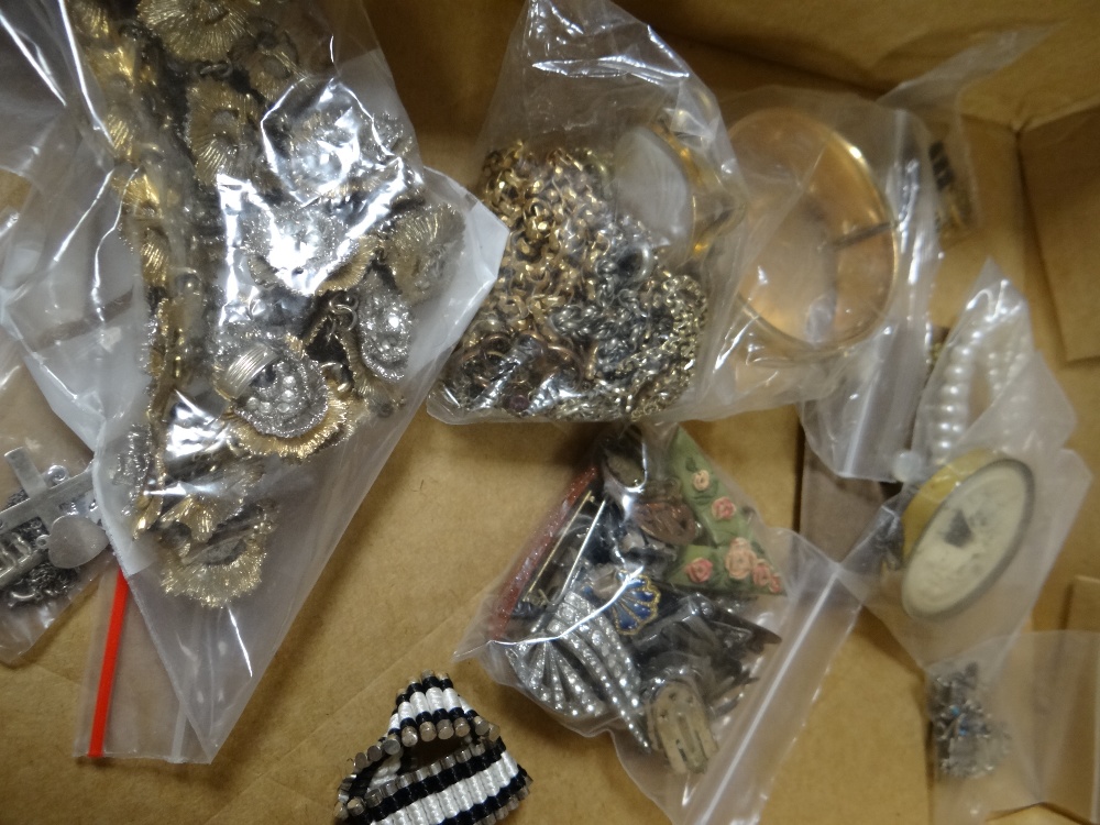 A bag of mixed jewellery etc
