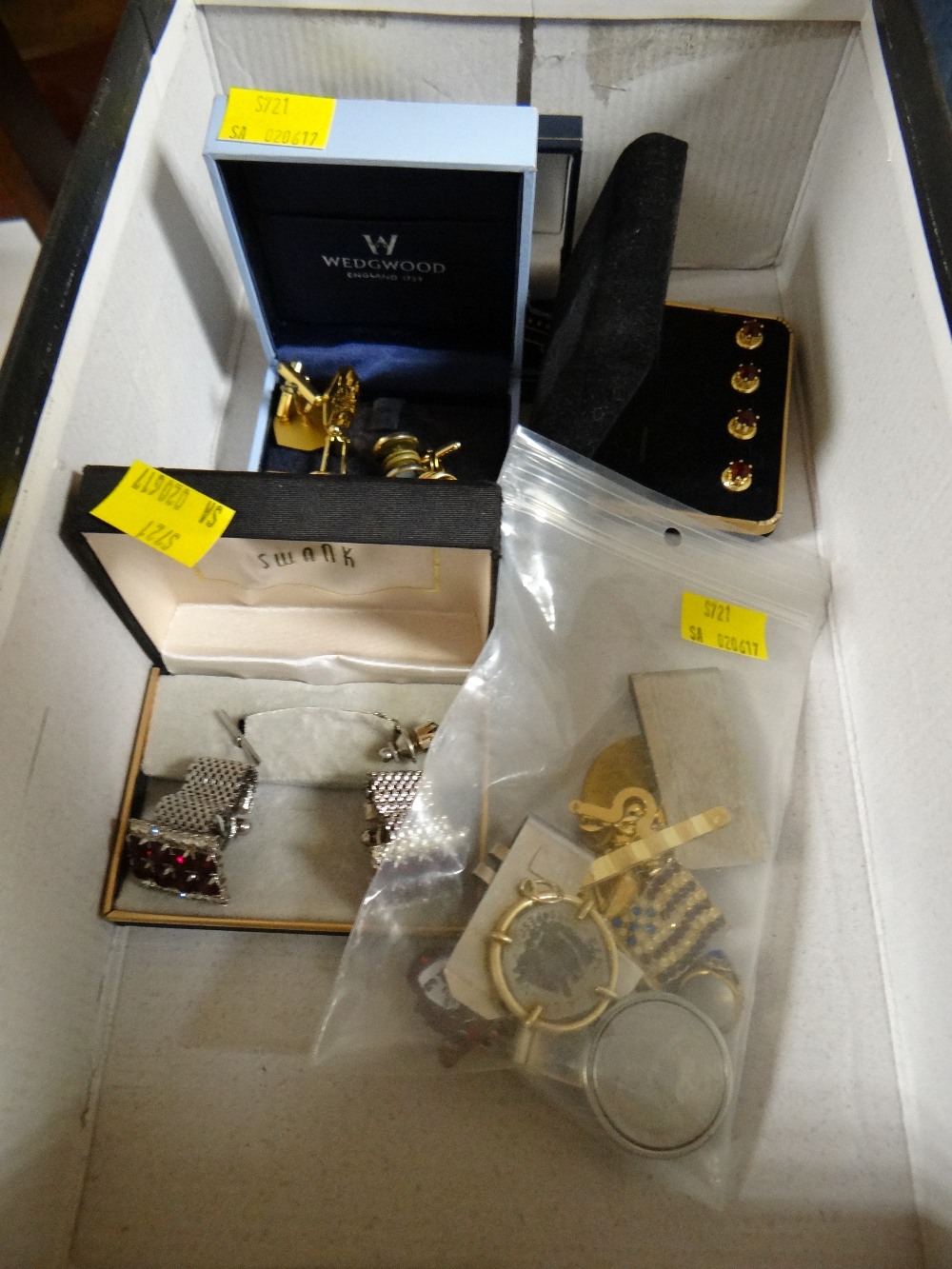 A parcel of mixed jewellery including cufflinks etc