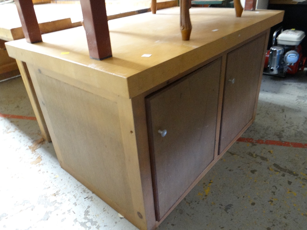 A large workshop workbench with vice together with a lightwood workshop table with drawers - Image 2 of 2