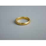 A TWENTY TWO CARAT GOLD NARROW WEDDING BAND, 5.2 grms