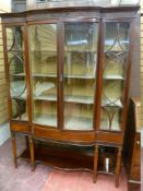 AN EXCELLENT CIRCA 1900 MAHOGANY DISPLAY CABINET, the inverted cornice and reeded and swag decorated