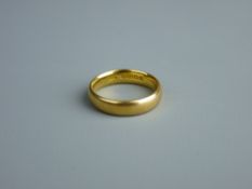 A TWENTY TWO CARAT GOLD MEDIUM WEDDING BAND, 6 grms