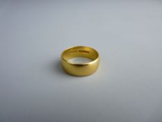 A TWENTY TWO CARAT GOLD WIDE WEDDING BAND, 6.5 grms