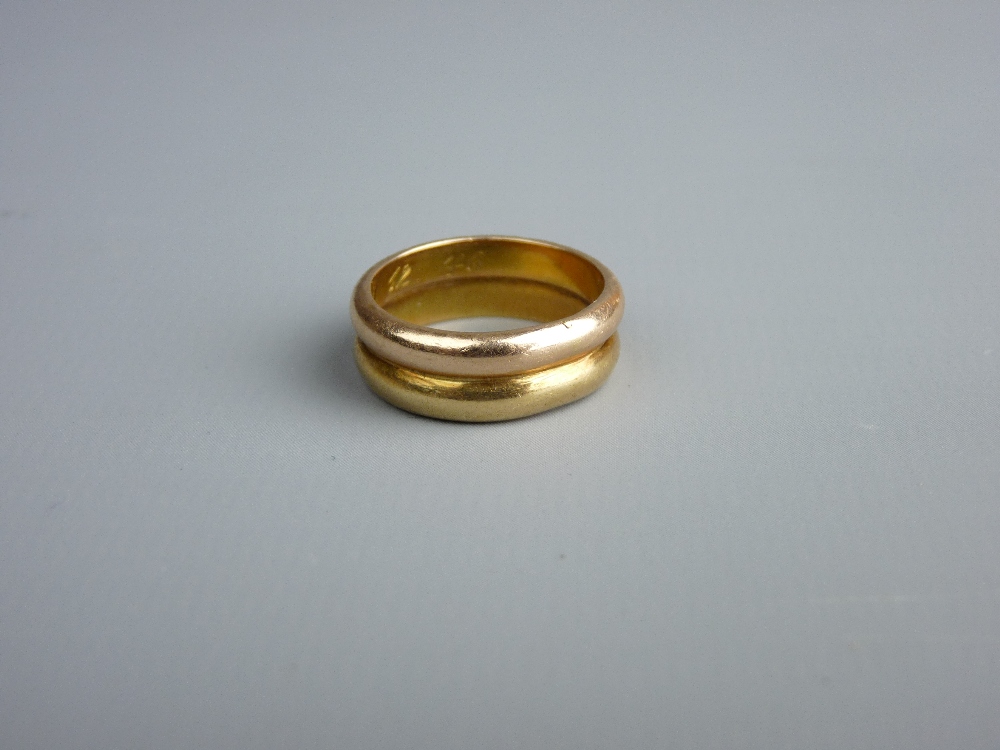 A FIFTEEN CARAT GOLD DOUBLE BAND WEDDING RING, 7.2 grms