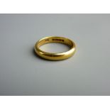 A TWENTY TWO CARAT GOLD WEDDING BAND, 6.5 grms