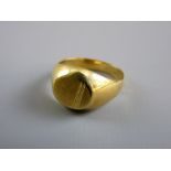 AN EIGHTEEN CARAT GOLD SIGNET RING, 5 grms