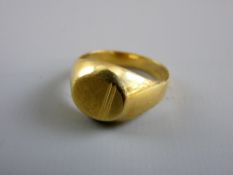 AN EIGHTEEN CARAT GOLD SIGNET RING, 5 grms