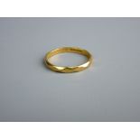 A TWENTY TWO CARAT GOLD NARROW PATTERNED WEDDING BAND, 2.5 grms