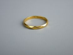 A TWENTY TWO CARAT GOLD NARROW PATTERNED WEDDING BAND, 2.5 grms