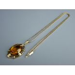 A FIFTEEN CARAT GOLD AMBER QUARTZ OVAL MOUNTED PENDANT, 7.2 grms and a fifteen carat gold fine