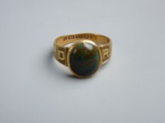 AN EIGHTEEN CARAT GOLD LOVER'S RING with a centre oval bloodstone - 'REGARD', 5.8 grms