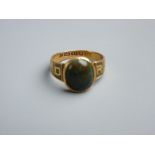 AN EIGHTEEN CARAT GOLD LOVER'S RING with a centre oval bloodstone - 'REGARD', 5.8 grms
