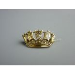 A NINE CARAT GOLD CROWN OR SHIP PIN BROOCH, 3.6 grms