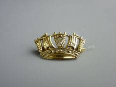 A NINE CARAT GOLD CROWN OR SHIP PIN BROOCH, 3.6 grms