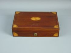 A CIRCA 1900 INLAID MAHOGANY CIGAR BOX with boxwood stringing and Sheraton fan inlay, 6 cms high, 28