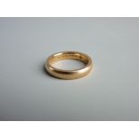 AN EIGHTEEN CARAT GOLD WEDDING BAND, 6 grms approximately
