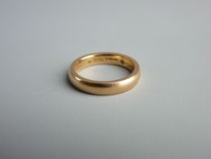 AN EIGHTEEN CARAT GOLD WEDDING BAND, 6 grms approximately