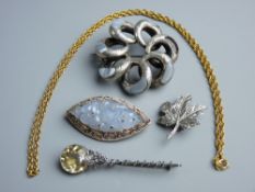 A SMALL PARCEL OF MIXED WHITE METAL JEWELLERY including a brooch of seven silver and agate