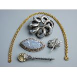 A SMALL PARCEL OF MIXED WHITE METAL JEWELLERY including a brooch of seven silver and agate