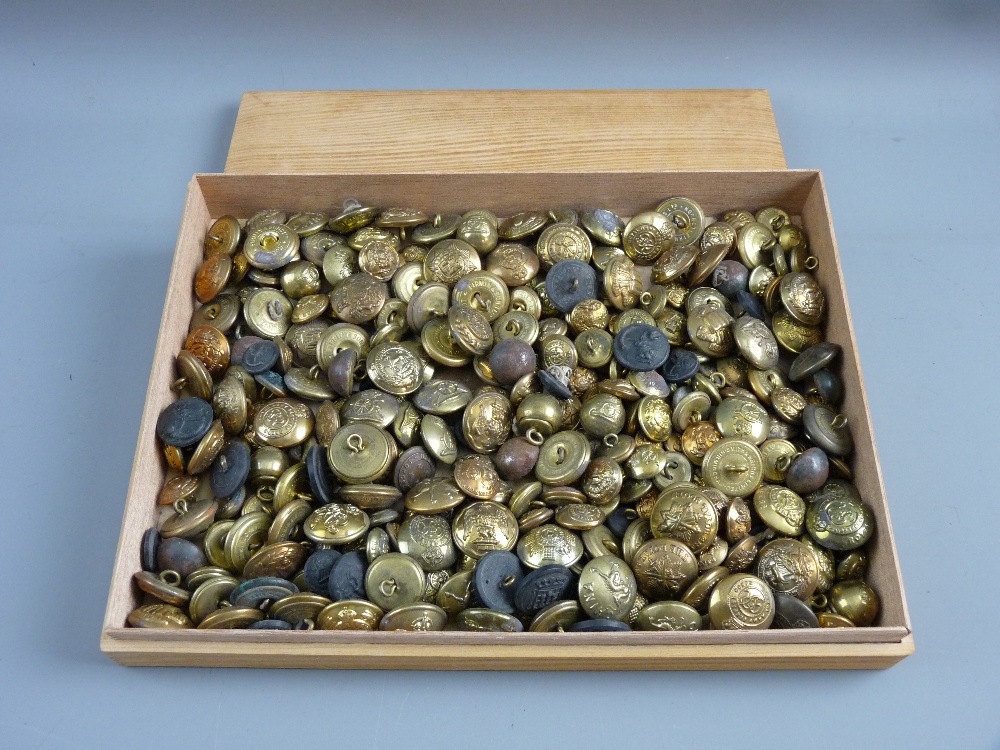 A GOOD QUANTITY OF VINTAGE MILITARY UNIFORM BUTTONS in a lidded wooden box