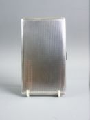 A FULL SIZE OBLONG ENGINE TURNED GENT'S SILVER CIGARETTE CASE, 7.9 troy ozs, Birmingham 1951