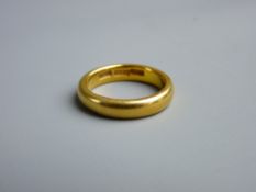 A TWENTY TWO CARAT GOLD WEDDING BAND, 9 grms