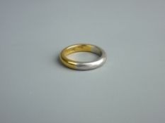 A TWENTY TWO CARAT GOLD & PLATINUM (50/50) WEDDING BAND, 6.8 grms