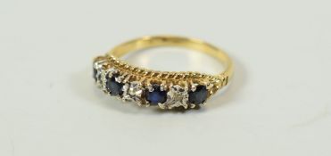 A DIAMOND & SAPPHIRE RING IN YELLOW GOLD 2.4gms