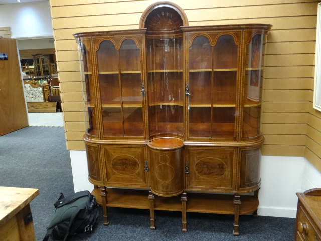 A FINE QUALITY INLAID MAHOGANY DISPLAY CABINET having a cupboard base raised over a platform and - Image 6 of 10