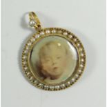 A 9CT GOLD & PEARL CIRCULAR ANTIQUE LOCKET, 5.2gms