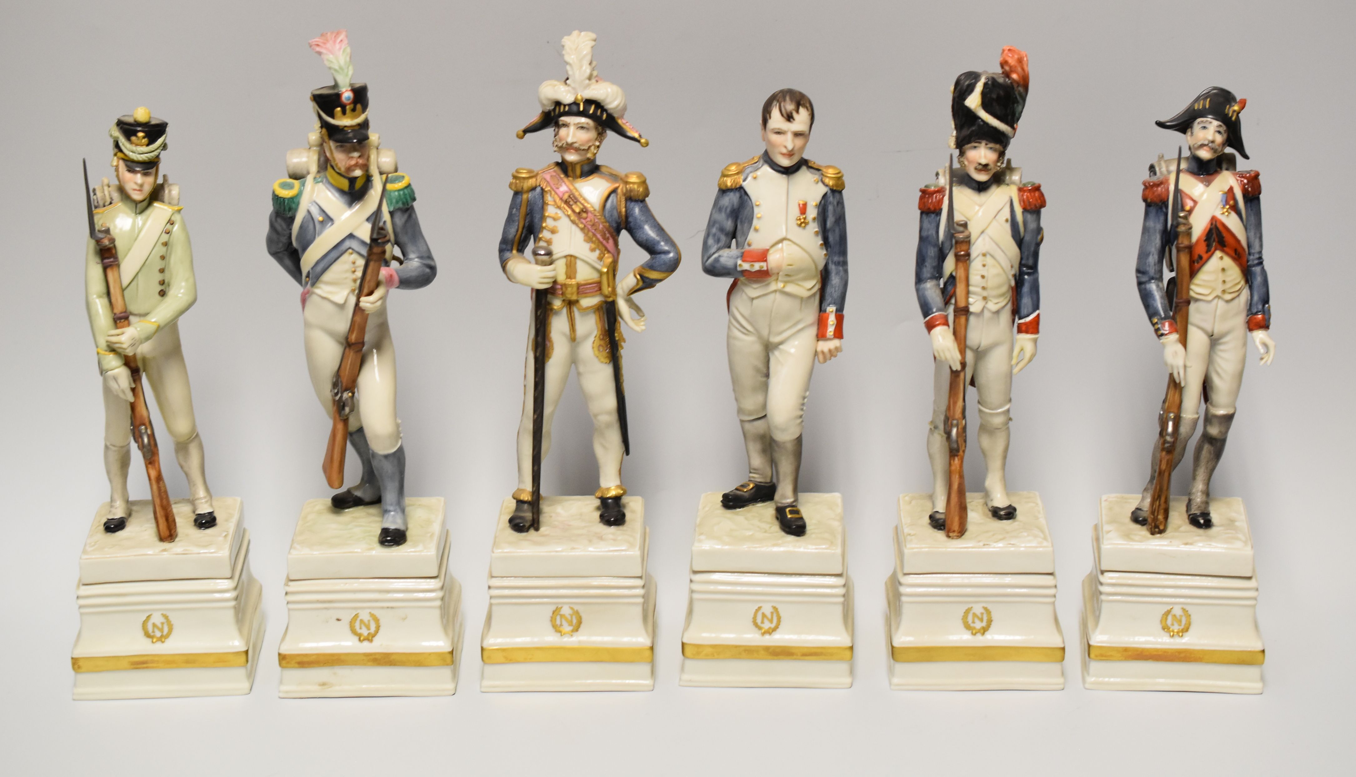 A SET OF EIGHTEEN ITALIAN PORCELAIN MILITARY FIGURES - Image 4 of 4