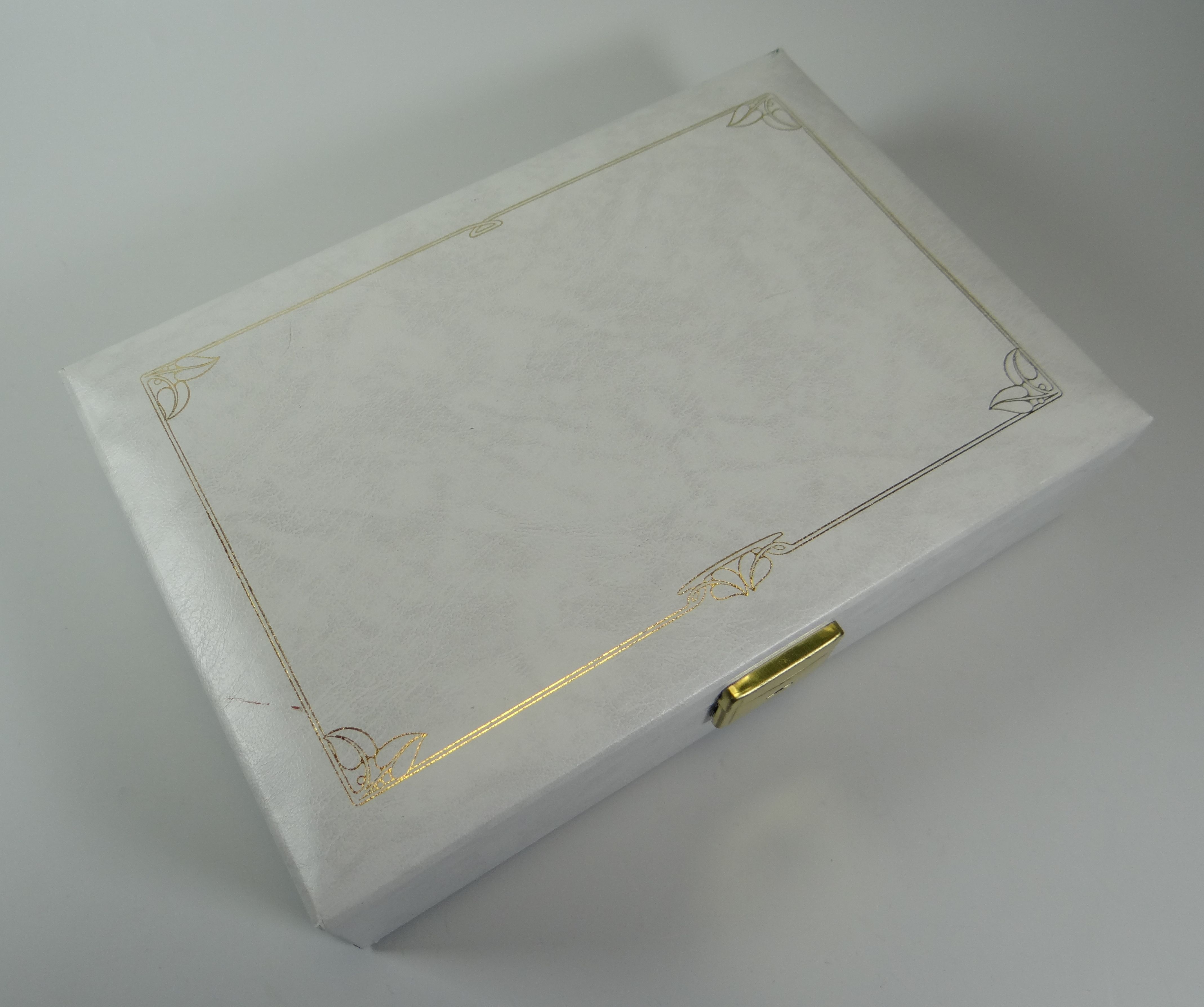 A MODERN JEWELLERY BOX & CONTENTS including yellow metal necklaces etc - Image 2 of 2