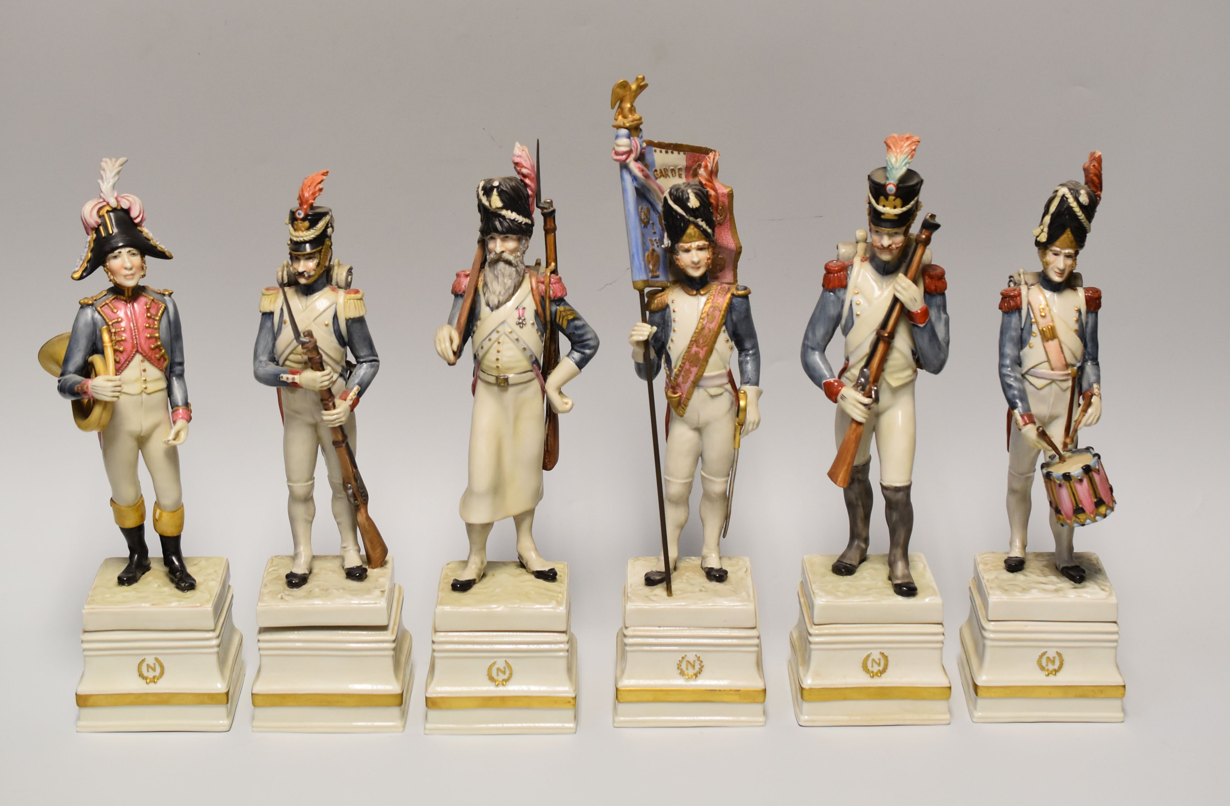 A SET OF EIGHTEEN ITALIAN PORCELAIN MILITARY FIGURES - Image 2 of 4