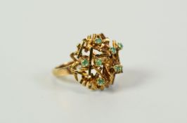 A 9CT YELLOW GOLD ABSTRACT DESIGN RING, 6.7gms