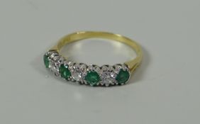 A DIAMOND & EMERALD RING IN 18CT YELLOW GOLD, 2.9gms
