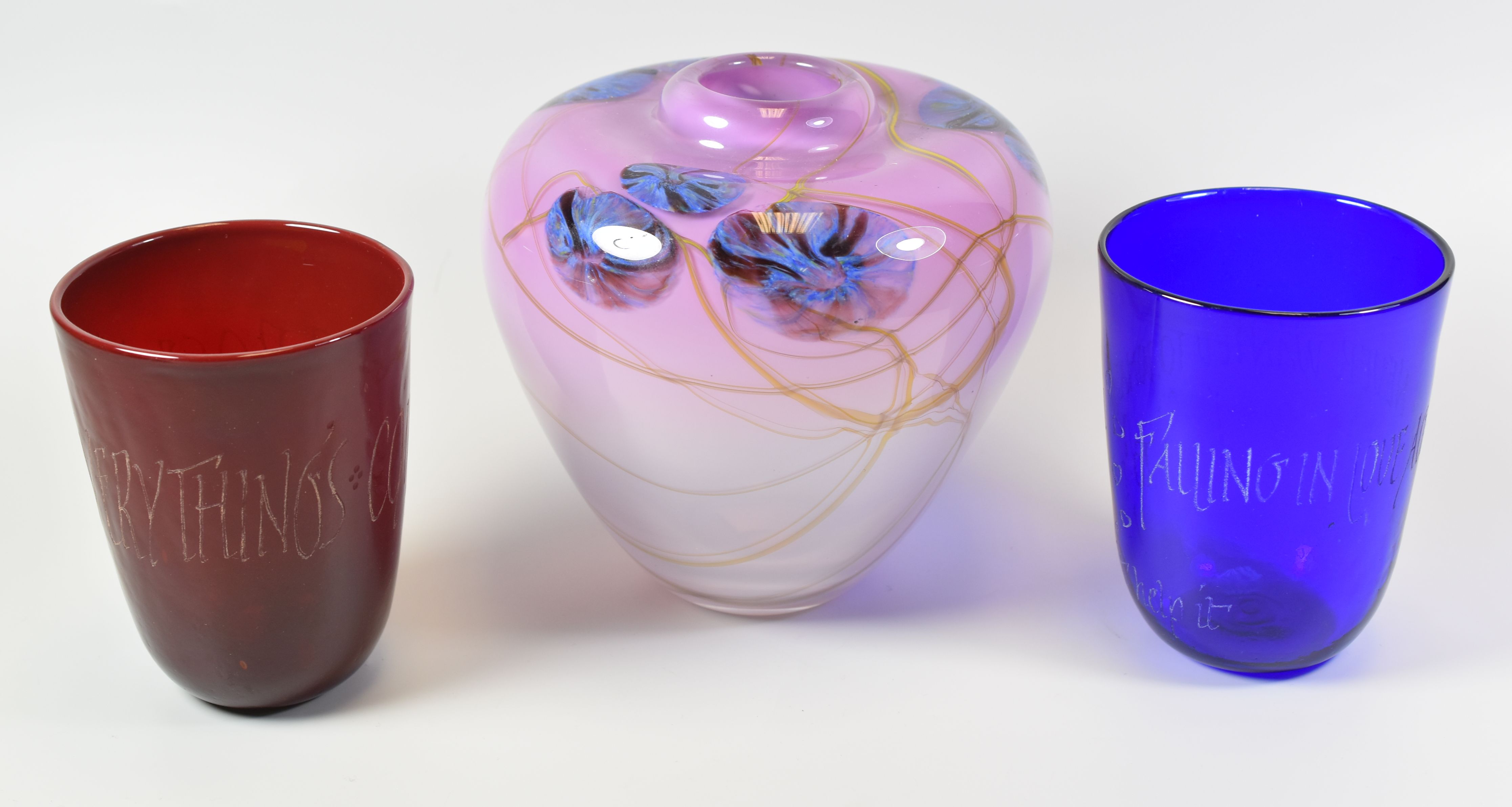 A BARRY CULLEN ART GLASS VASE & PAIR OF ETCHED BEAKERS the vase of fading-purple glass with abstract