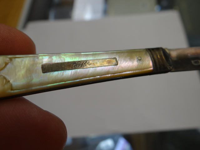 A GENT'S PARCEL comprising mother-of-pearl handled silver bladed fruit-knife, rolled-gold pocket - Image 6 of 6