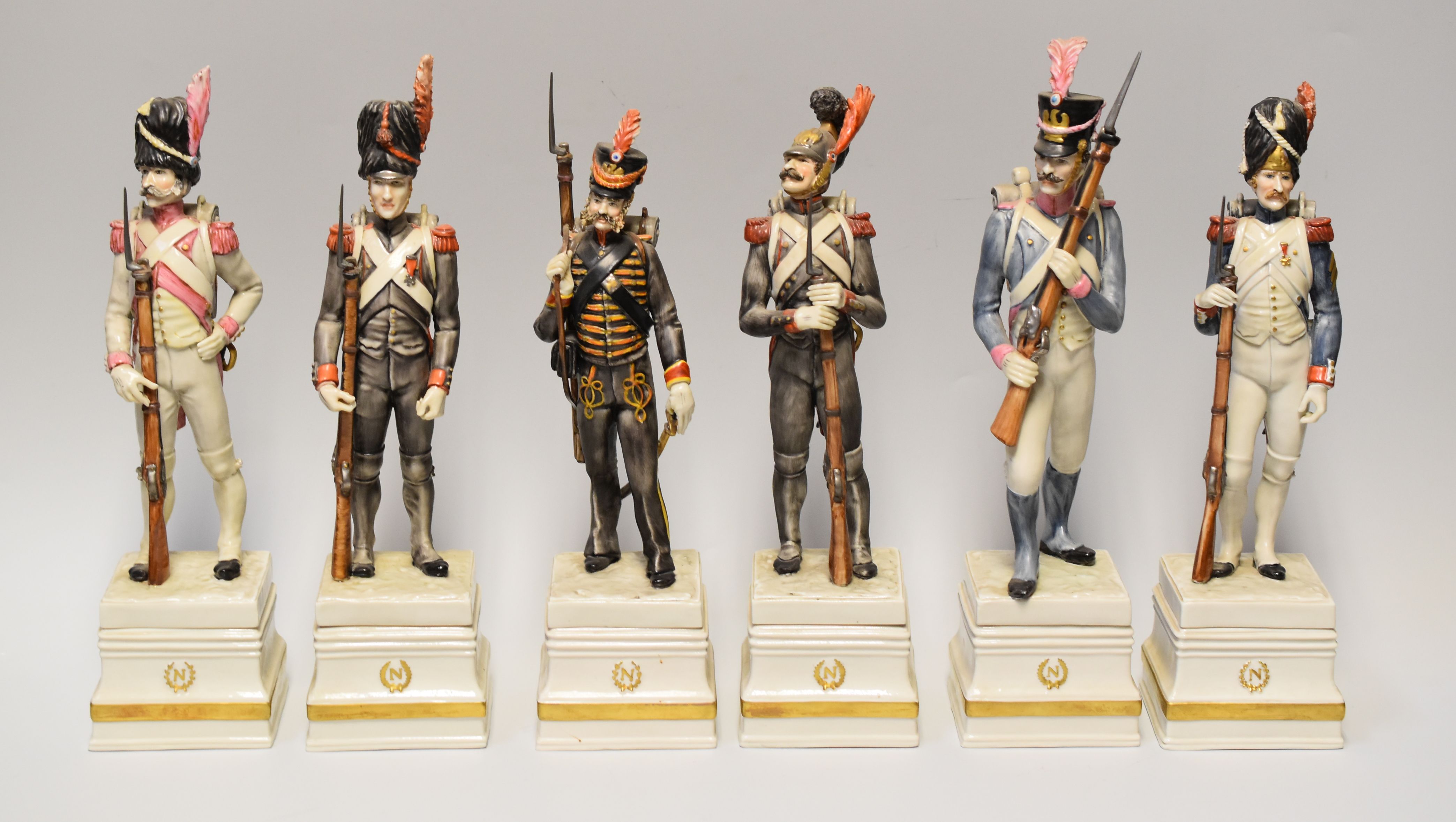 A SET OF EIGHTEEN ITALIAN PORCELAIN MILITARY FIGURES - Image 3 of 4