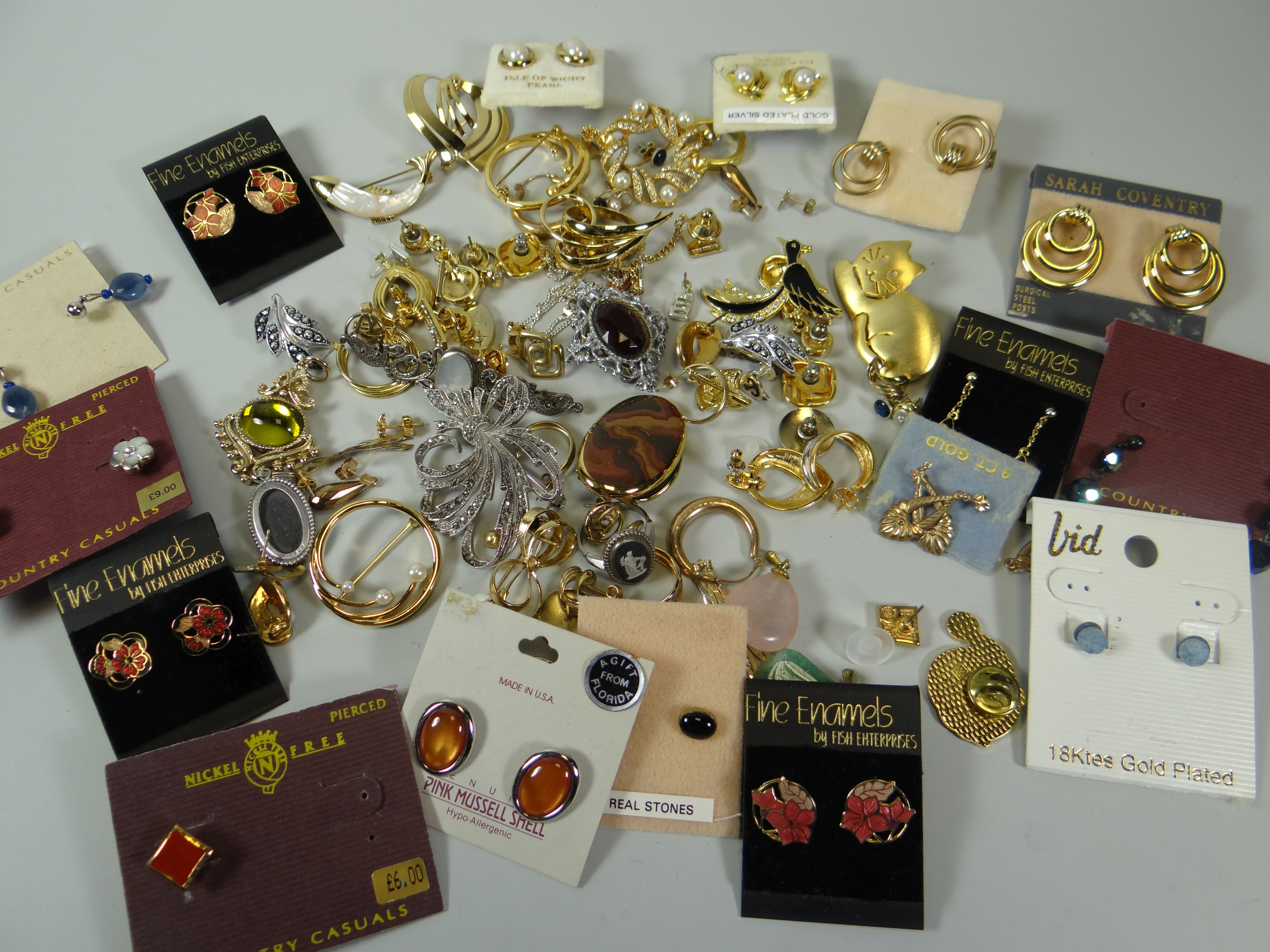 A BAG OF ASSORTED EARRINGS & BROOCHES ETC