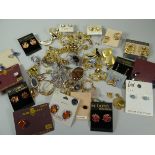 A BAG OF ASSORTED EARRINGS & BROOCHES ETC