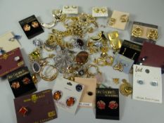 A BAG OF ASSORTED EARRINGS & BROOCHES ETC