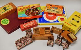 A PARCEL OF VINTAGE FAMILY GAMES ETC including a boxed Bakelite View-Master, chess set, a boxed '