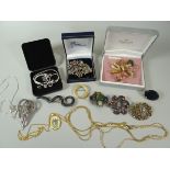 A BAG OF ASSORTED COSTUME JEWELLERY LOOSE & BOXED
