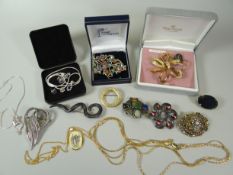 A BAG OF ASSORTED COSTUME JEWELLERY LOOSE & BOXED