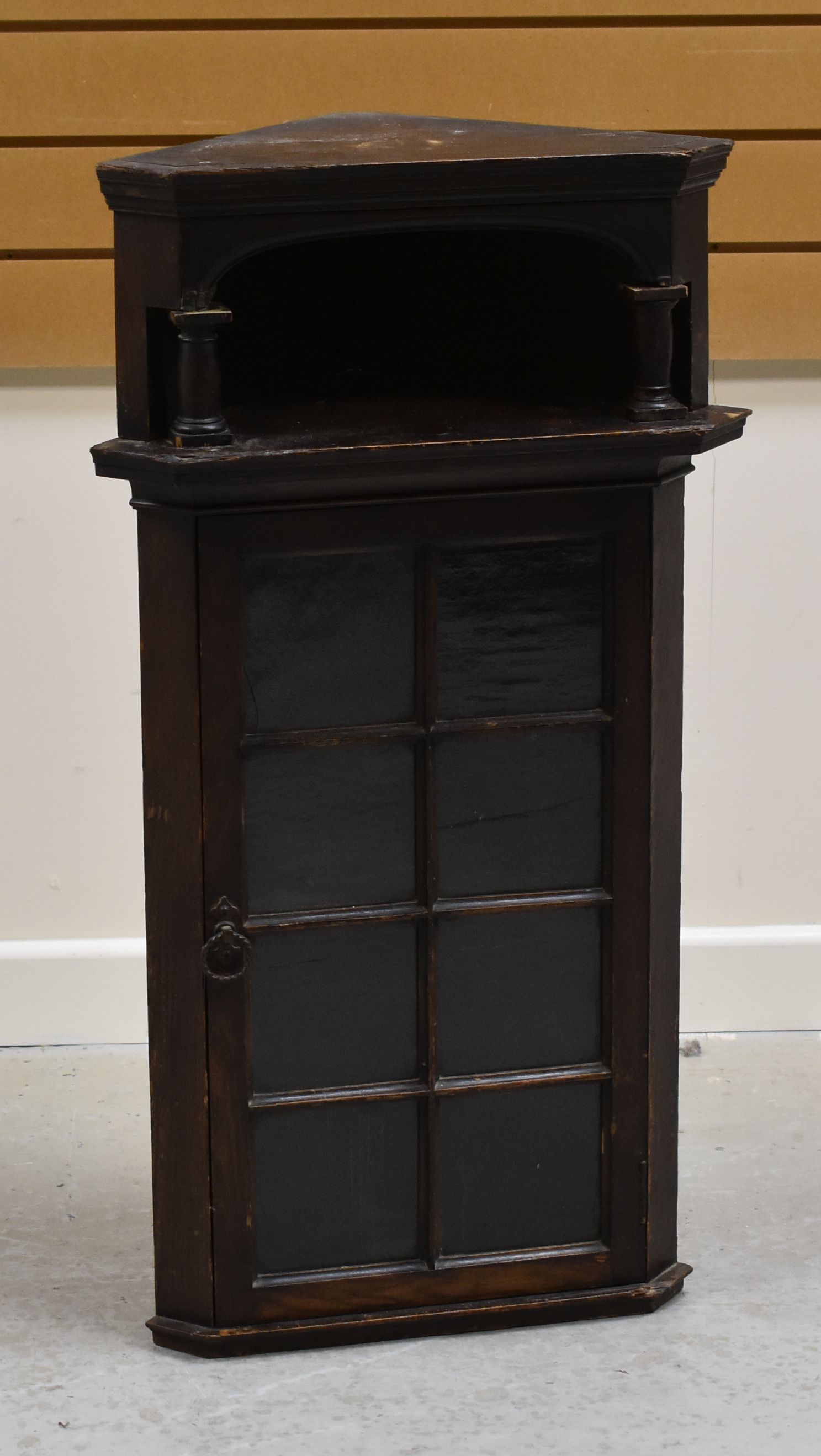 A CONTINENTAL HANGING CORNER CABINET with single glazed door, 92 x 55cms